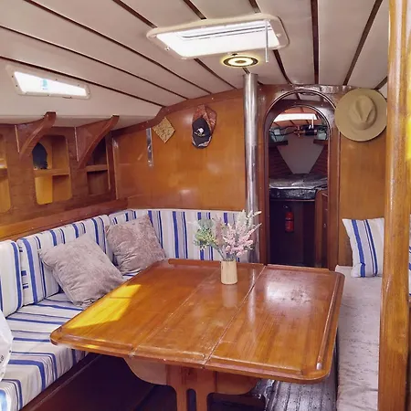 Πλωτό κατάλυμα Magic Yacht Experience Elegance Inside And Out
