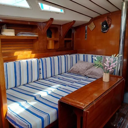 Magic Yacht Experience Elegance Inside And Out Πλωτό κατάλυμα Vilanova i la Geltrú